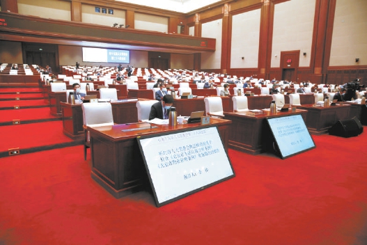 市十五届人大常委会第二十六次会议听取审议生活垃圾管理条例和物业管理条例实施情况的执法检查报告。