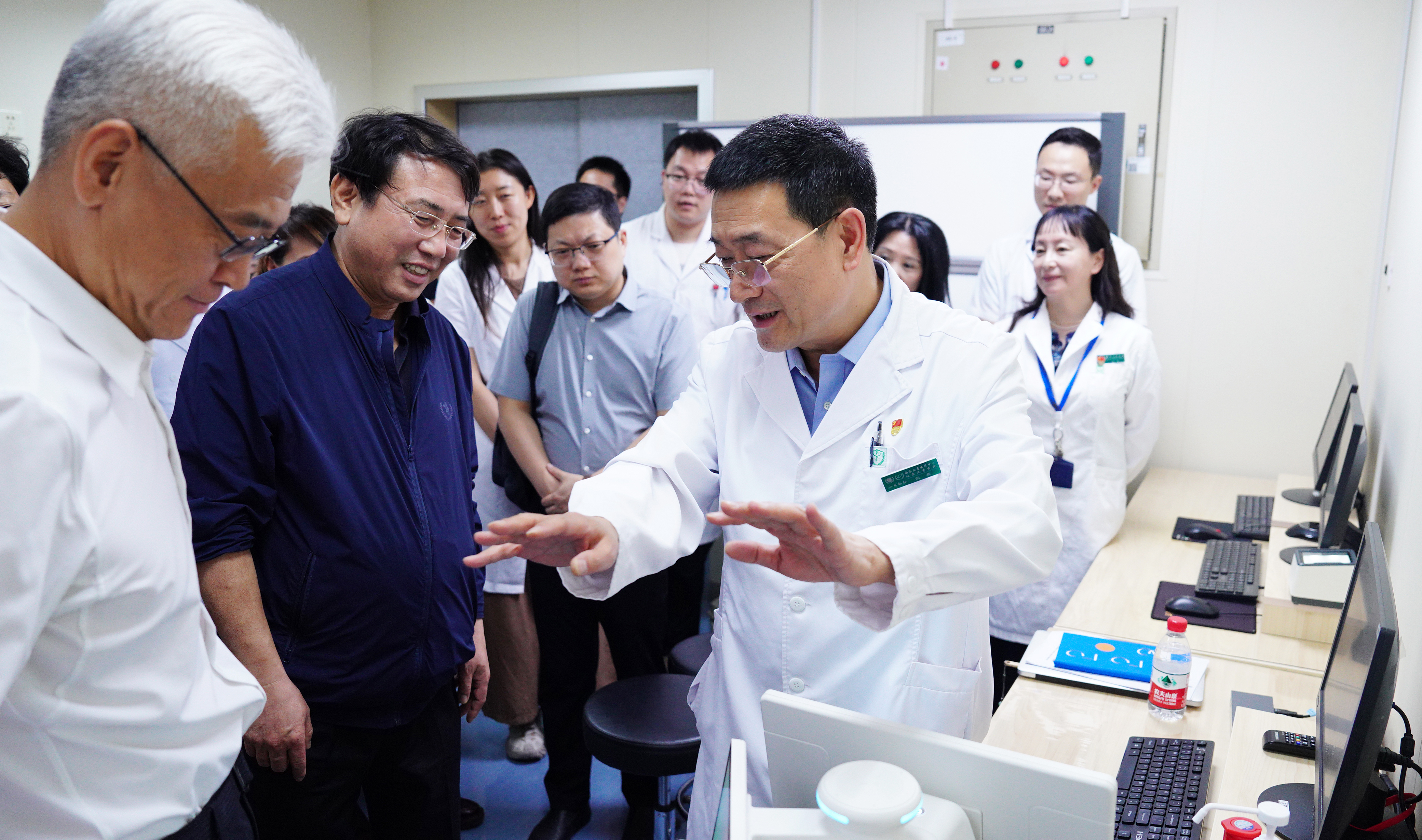 市人大专题调研组赴北京儿童医院调研
