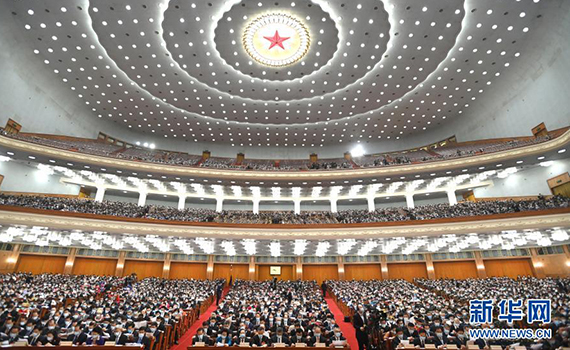 第十三届全国人民代表大会第四次会议在北京人民大会堂开幕 图为代表们认真听会