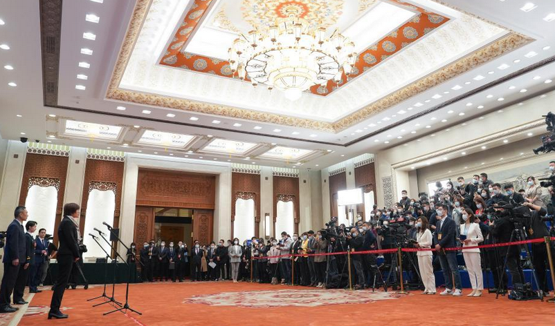 十四届全国人大一次会议首场“代表通道”——采访现场