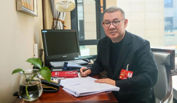 北京团代表在驻地研究起草代表议案和建议