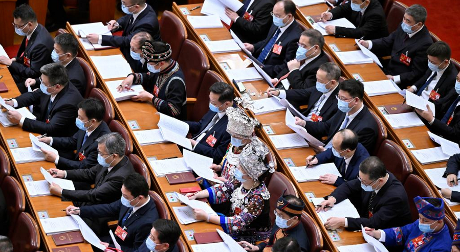 十四届全国人大一次会议在京开幕——代表们认真听会