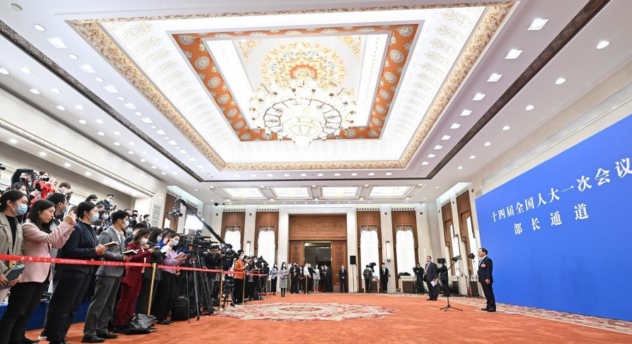 十四届全国人大一次会议首场“部长通道”——采访现场