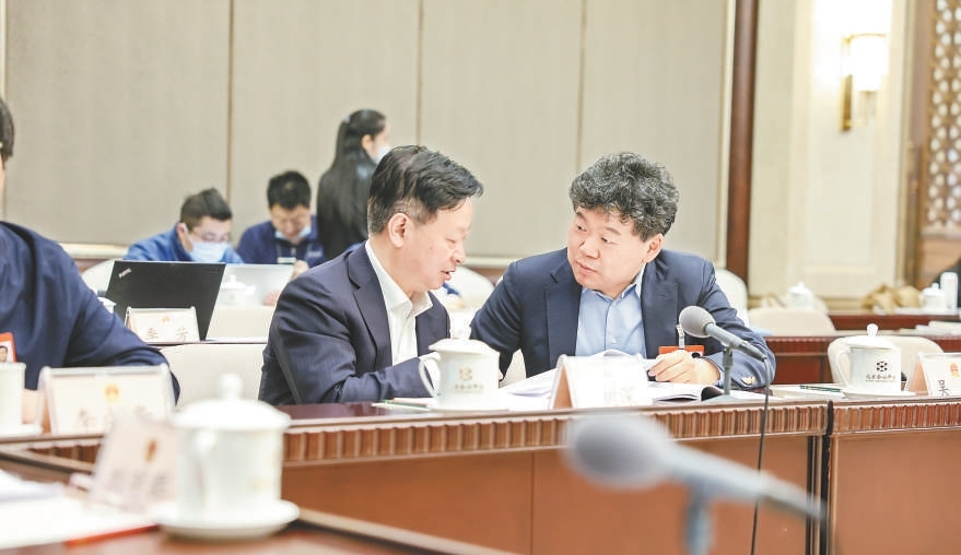 北京市代表团热烈讨论、交换意见