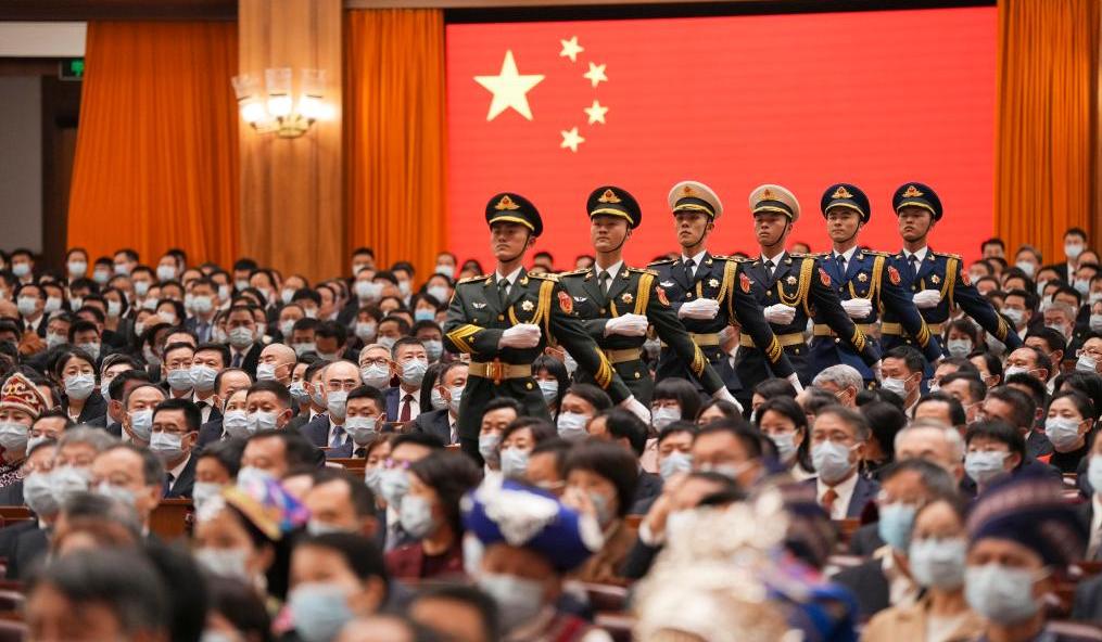 十四届全国人大一次会议宪法宣誓仪式举行——陆海空三军仪仗兵正步行进