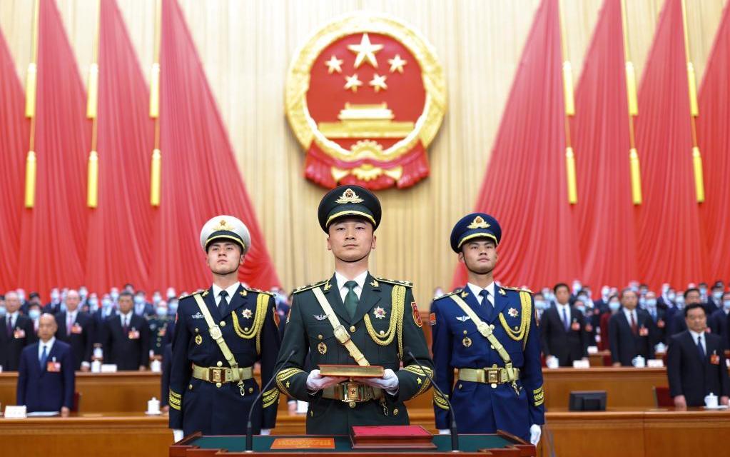 十四届全国人大一次会议宪法宣誓仪式举行——护送《中华人民共和国宪法》入场