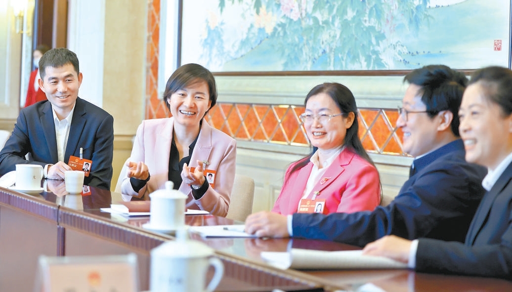 北京团代表小组会议结束后继续讨论