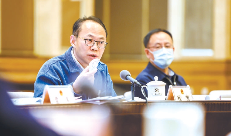 北京市代表团召开分组会议 审议政府工作报告