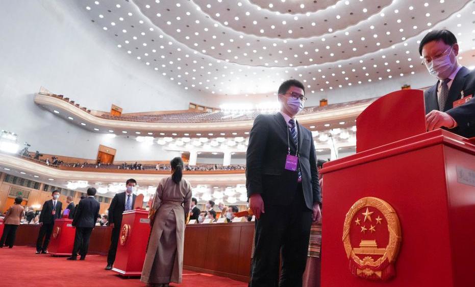 十四届全国人大一次会议举行第四次全体会议——代表投票