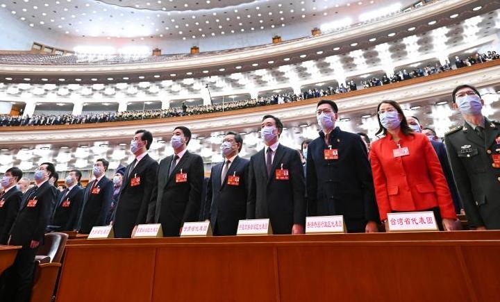 十四届全国人大一次会议在北京闭幕——代表们高唱国歌
