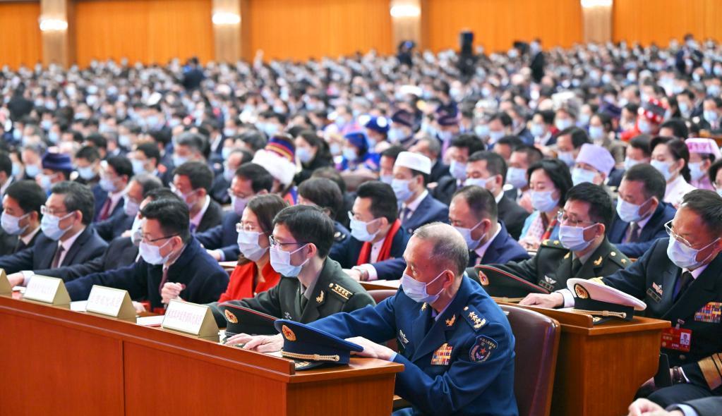 十四届全国人大一次会议在北京闭幕——代表在表决