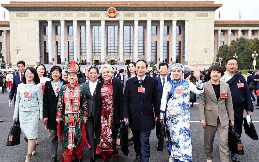 十四届全国人大一次会议在北京闭幕——代表走出人民大会堂