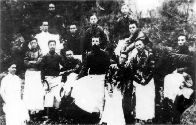 李大钊(前排左五)与《晨钟报》编辑部同事在北京中央公园(今中山公园)合影。