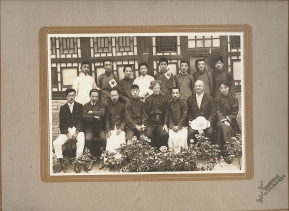 1922年，鲁迅与俄国盲人作家、诗人爱罗先珂等在北京世界语学会合影(前排右三为鲁迅)。