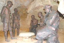 1940年9月，平谷农村第一个党支部——鱼子山党支部在桃棚村红崖洞建立。图为红崖洞遗址党员雕塑。