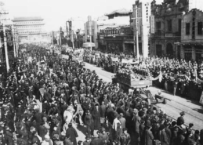 1949年1月31日，北平和平解放。2月3日，广大市民热烈欢迎人民解放军入城。