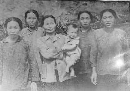 1943年秋，被伪满洲军打得遍体鳞伤，却始终没有说出八路军军粮、军火藏在什么地方的东三岔村妇女。