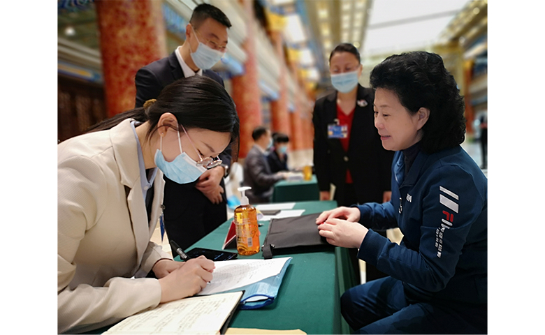 全国人大代表、北京市人大常委会副主任庞丽娟报到 全国人大代表、北京市人大常委会副主任庞丽娟报到