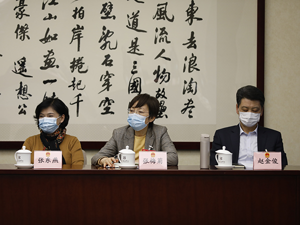 1月26日下午，市十五届人大四次会议举行代表团或小组会