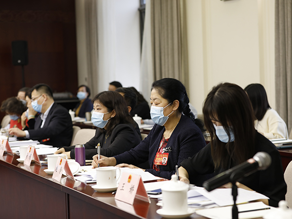 1月26日下午，市十五届人大四次会议举行代表团或小组会