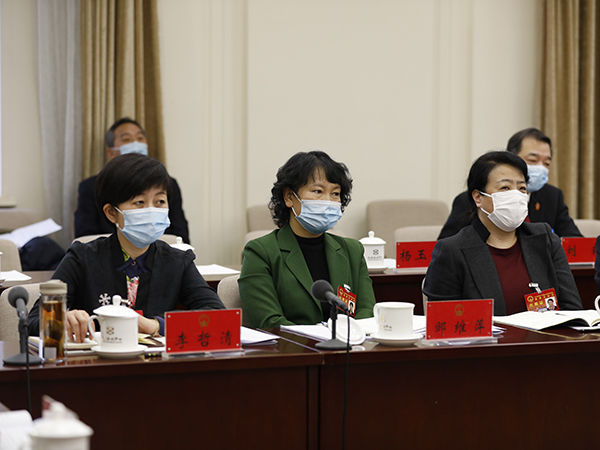 1月26日下午，市十五届人大四次会议举行代表团或小组会