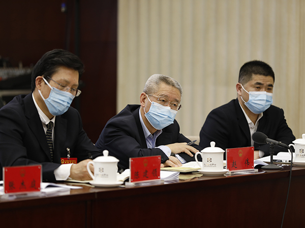 1月26日下午，市十五届人大四次会议举行代表团或小组会