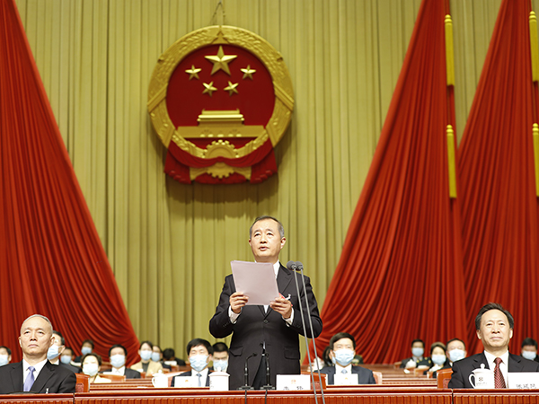 1月27日上午，市十五届人大四次会议举行闭幕会。图为市人大常委会主任李伟主持大会闭幕式。