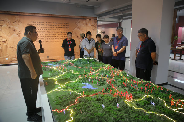 2怀柔区人大龙山代表组组织开展乡村振兴和产业发展调研活动.JPG
