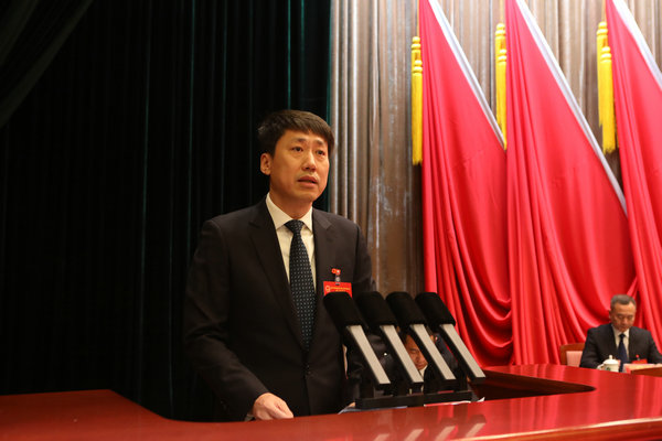 区长梁爽作报告.JPG