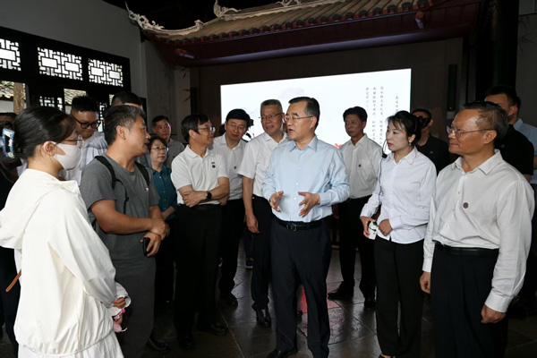张庆伟率队到贵州开展旅游法执法检查1.jpg