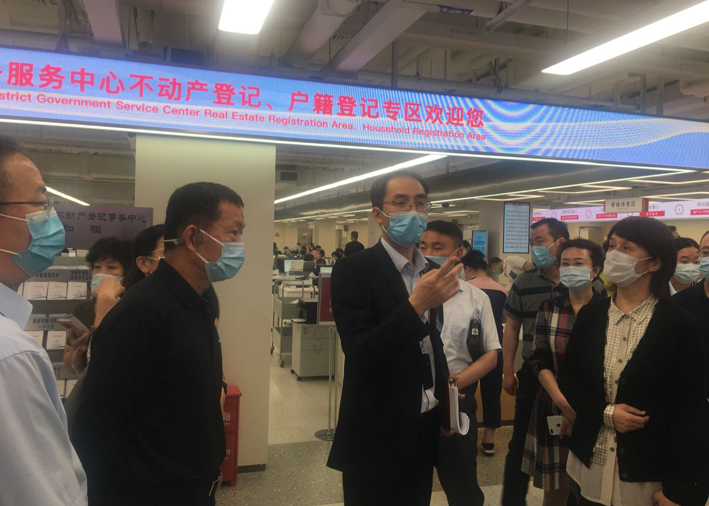 优化营商环境条例执法检查组赴丰台区不动产登记中心开展检查调研