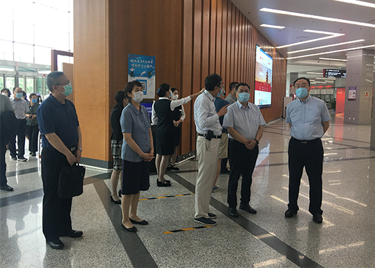 优化营商环境执法检查组赴市政务服务中心开展检查调研
