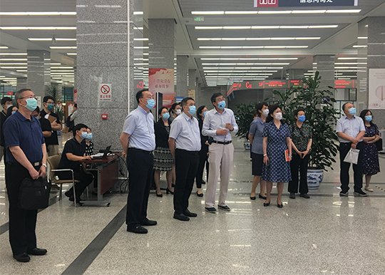 优化营商环境执法检查组赴市政务服务中心开展检查调研