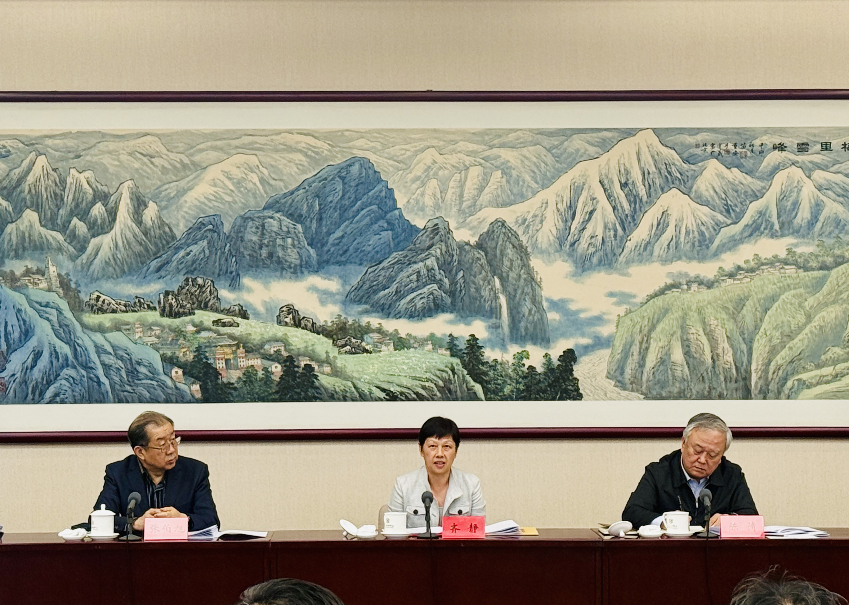 市人大财政经济委员会召开第三十三次（扩大）会议