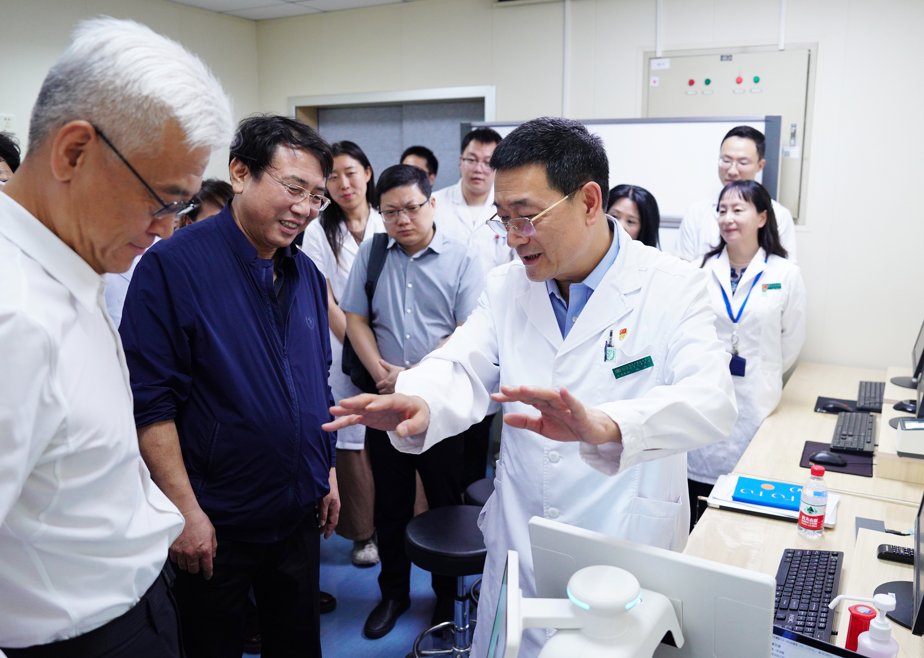 市人大专题调研组赴北京儿童医院调研