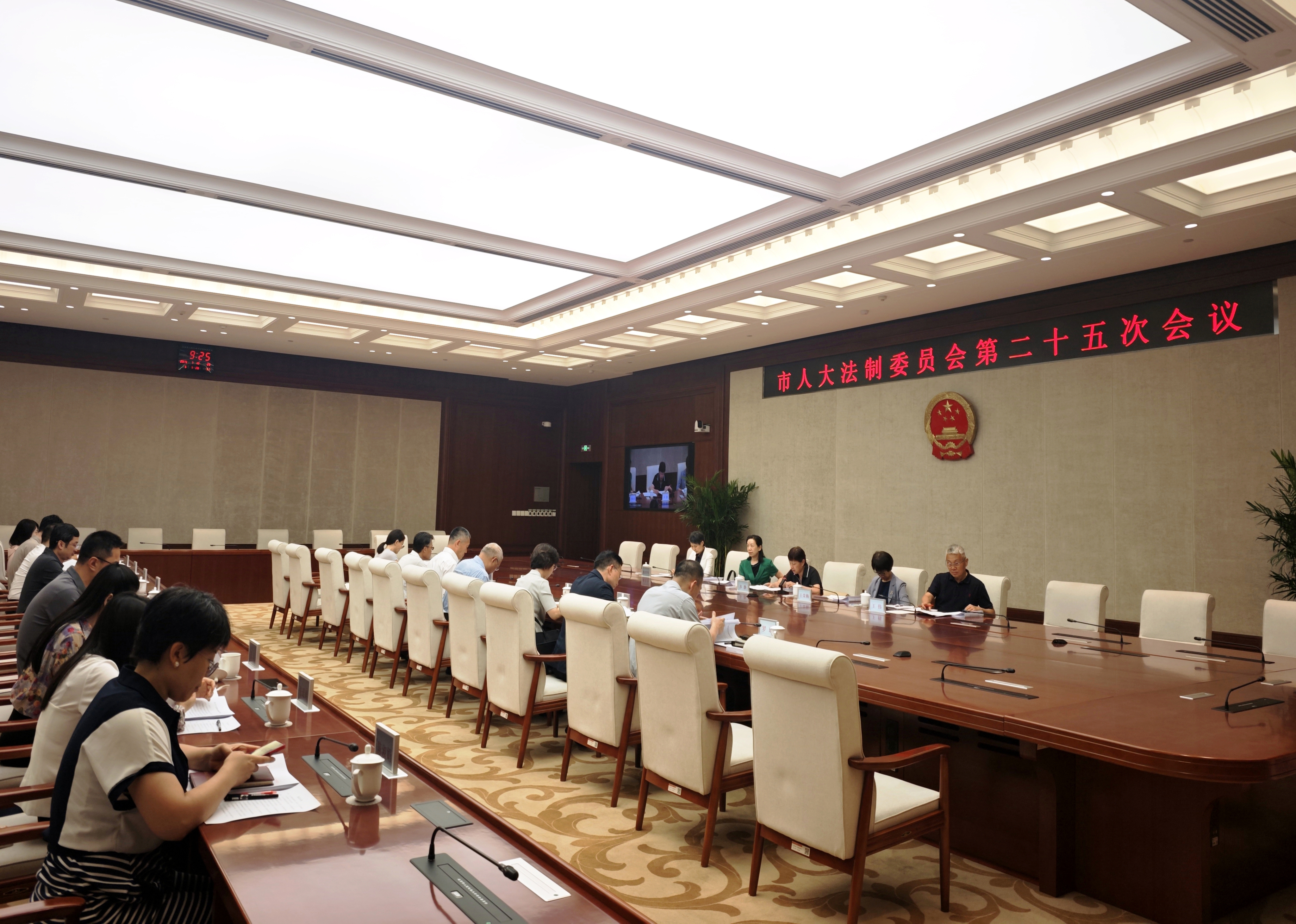 市十六届人大法制委员会召开第二十五次会议