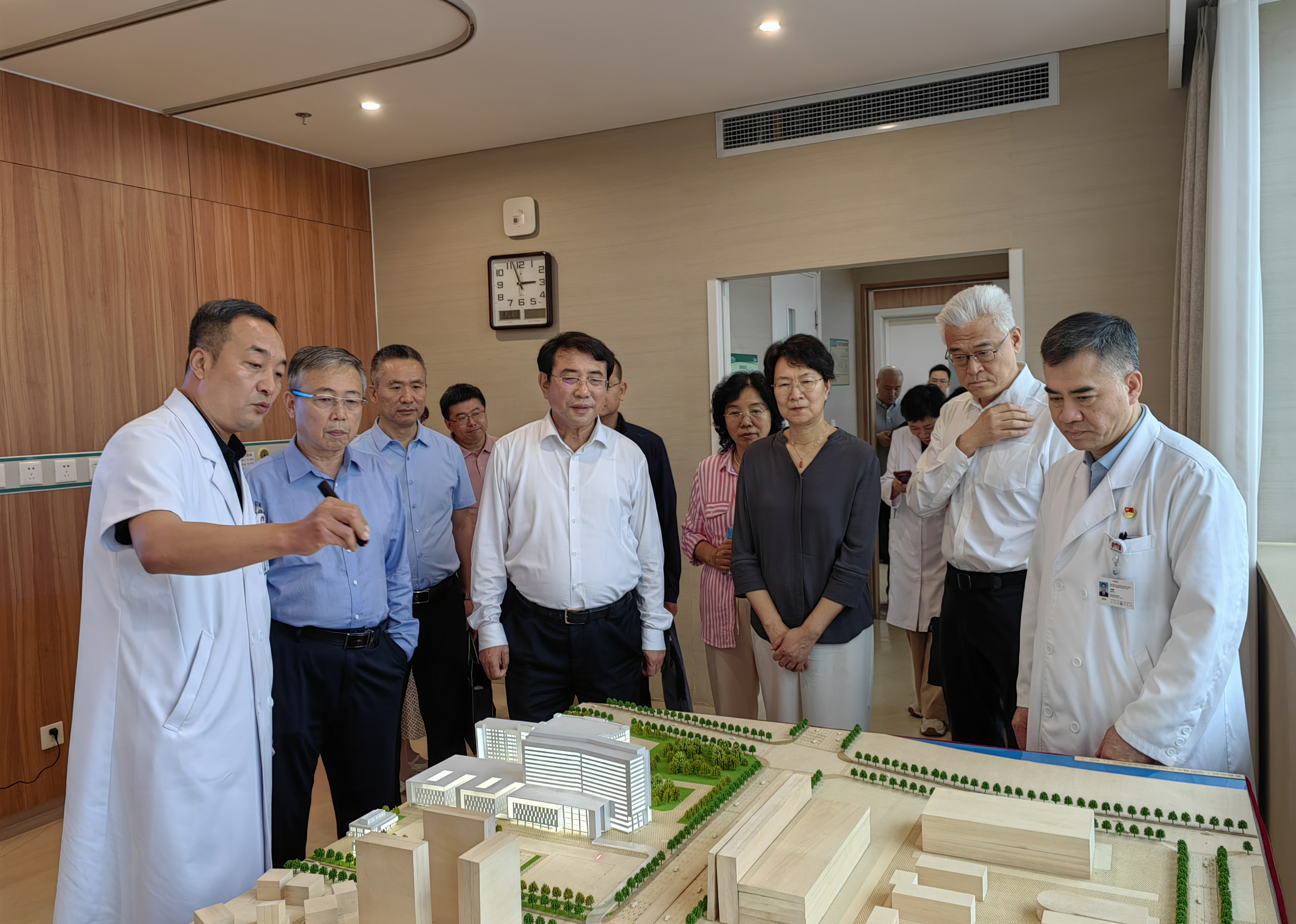 市人大专题调研组赴同仁医院亦庄院区调研