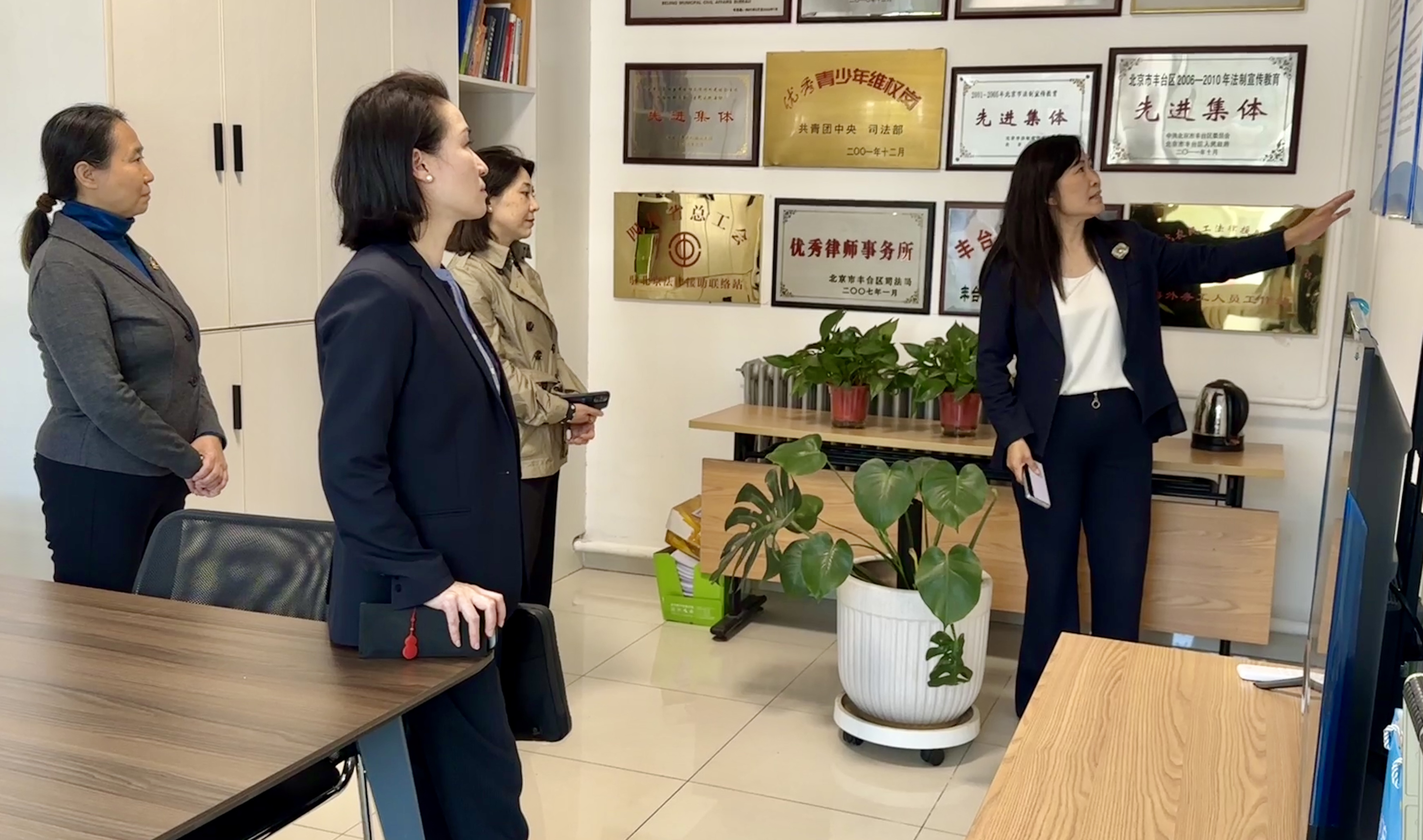 未成年人网络保护监督专题调研组赴北京青少年法律援助与研究中心开展调研