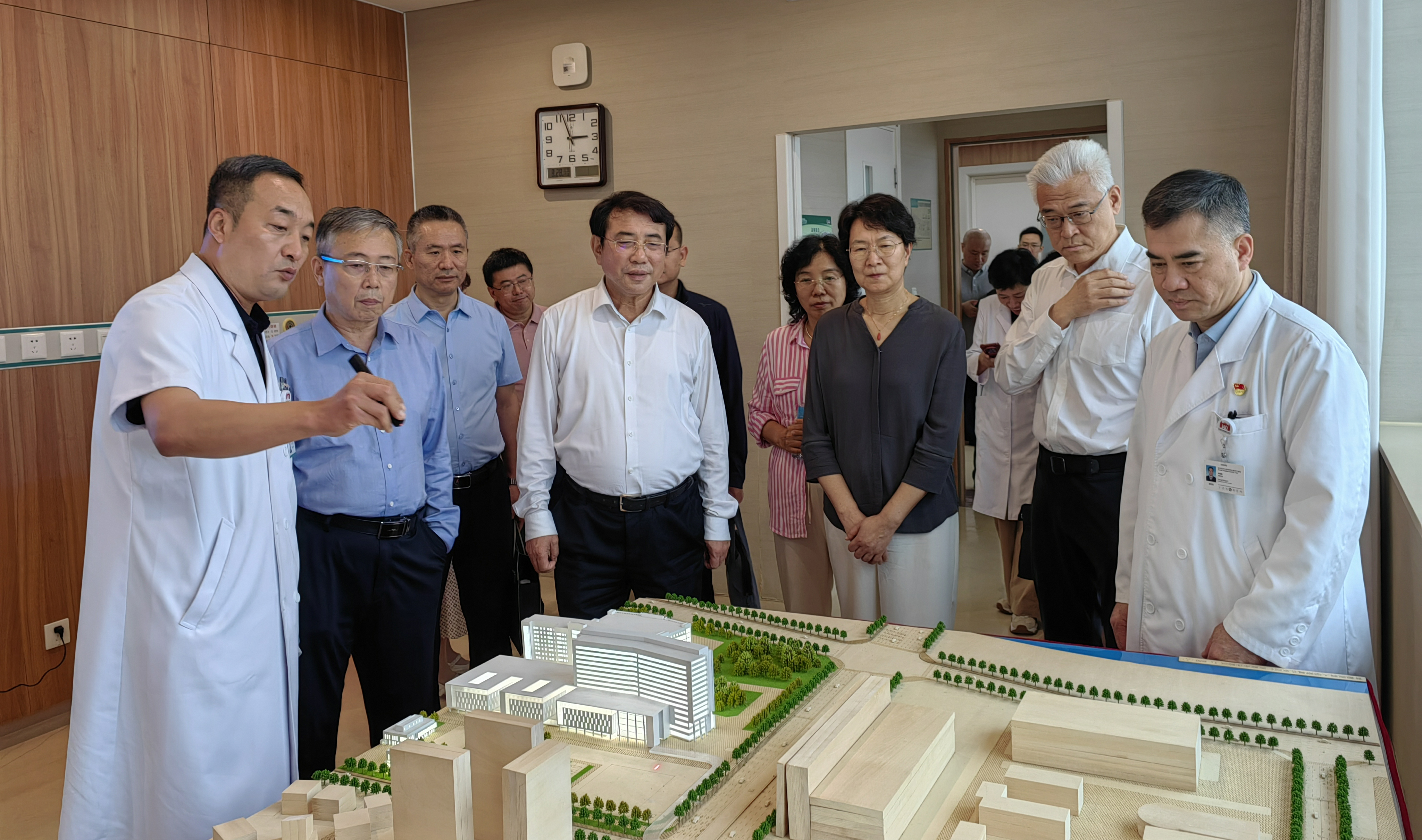 市人大专题调研组赴同仁医院亦庄院区调研