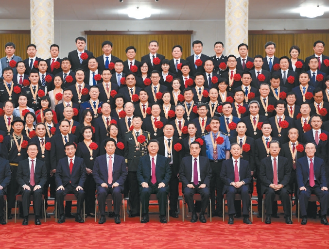 6月29日，庆祝中国共产党成立100周年“七一勋章”颁授仪式在北京人民大会堂金色大厅隆重举行。习近平等领导同志在颁授仪式前会见全国“两优一先”表彰对象。