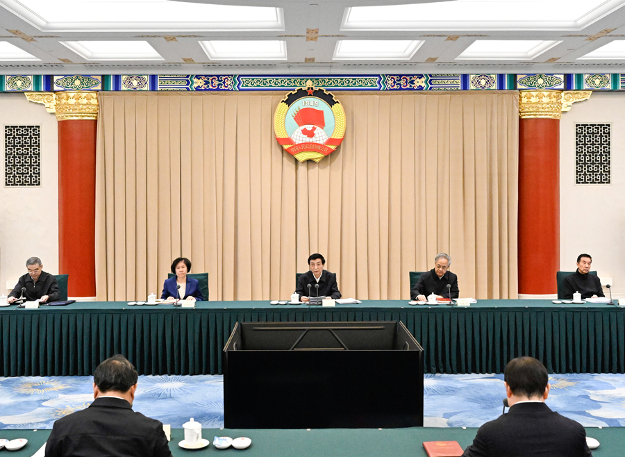 王沪宁主持召开全国政协主席会议.jpg