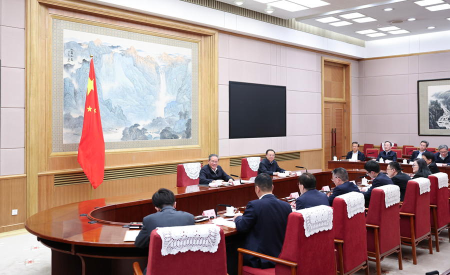 李强主持召开经济形势专家和企业家座谈会.jpg