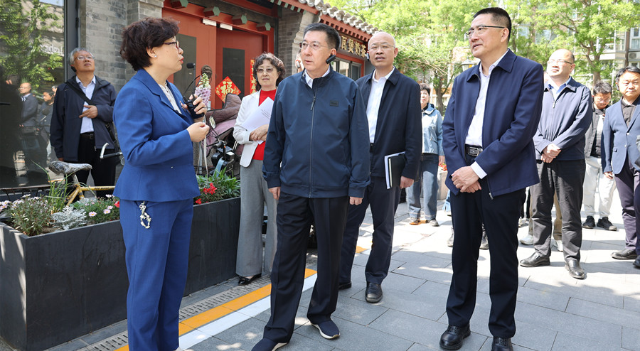 张建东同志带队检查《北京市文明行为促进条例》及相关法律法规落实情况