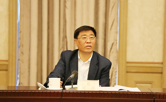 北京代表团审议全国人大常委会工作报告。图为代表审议发言。