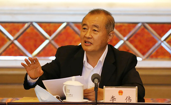 北京代表团审议全国人大常委会工作报告。图为代表审议发言。