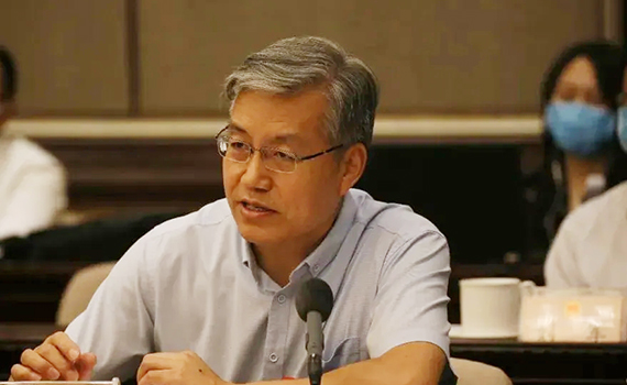 北京团代表继续审议民法典草案。图为代表审议发言。