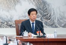 十三届全国人大四次会议主席团常务主席第三次会议举行