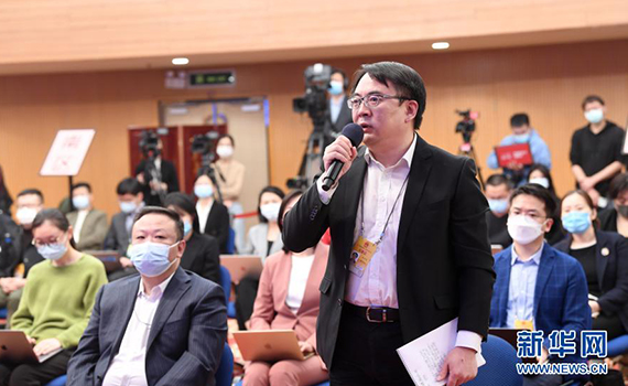 十三届全国人大四次会议举行新闻发布会 图为记者提问 十三届全国人大四次会议举行新闻发布会 图为记者提问