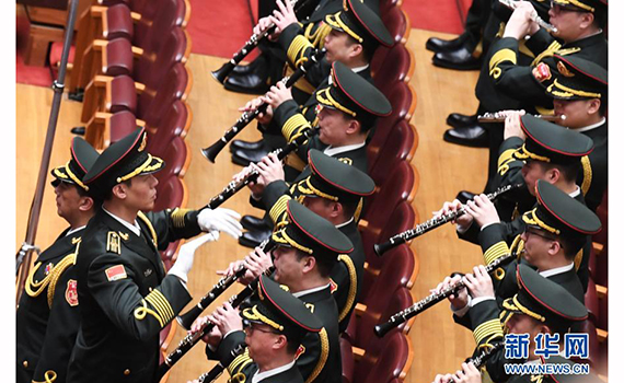 第十三届全国人民代表大会第四次会议在北京人民大会堂开幕 图为军乐团演奏 第十三届全国人民代表大会第四次会议在北京人民大会堂开幕 图为军乐团演奏