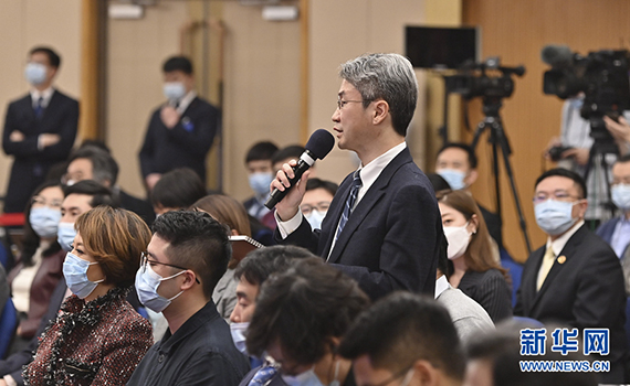 记者在位于梅地亚中心的分会场采访